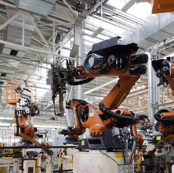 foto-der-automobilproduktionslinie-schweisskarosserie-moderne-automontagewerk-autoindustrie_645730-98